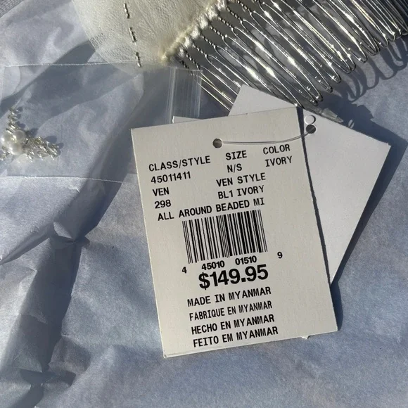 David's Bridal ivory Veil with Silver Comb - Picture 2 of 5